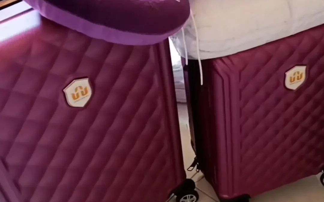 Fiber vs Kain: Mana Jenis Koper Umroh yang Paling Awet untuk Jamaah?